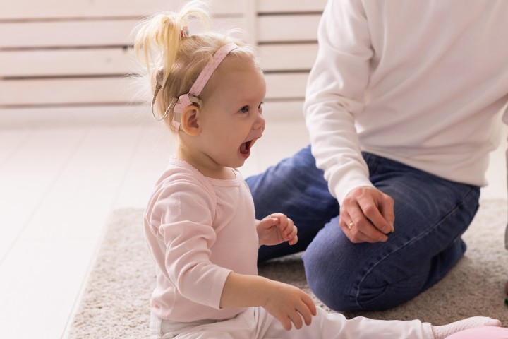 Early intervention with child cochlear implants and auditory-verbal therapy