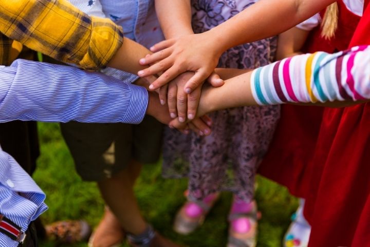 Hand-to-hand contact that can contribute to wart spread